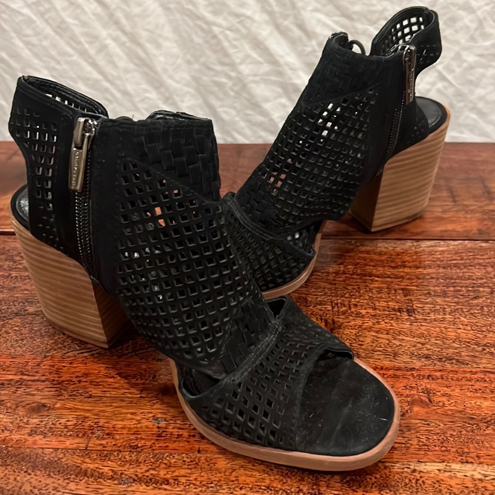 Never worn black Vince Camuto size 6.5M or 37EU